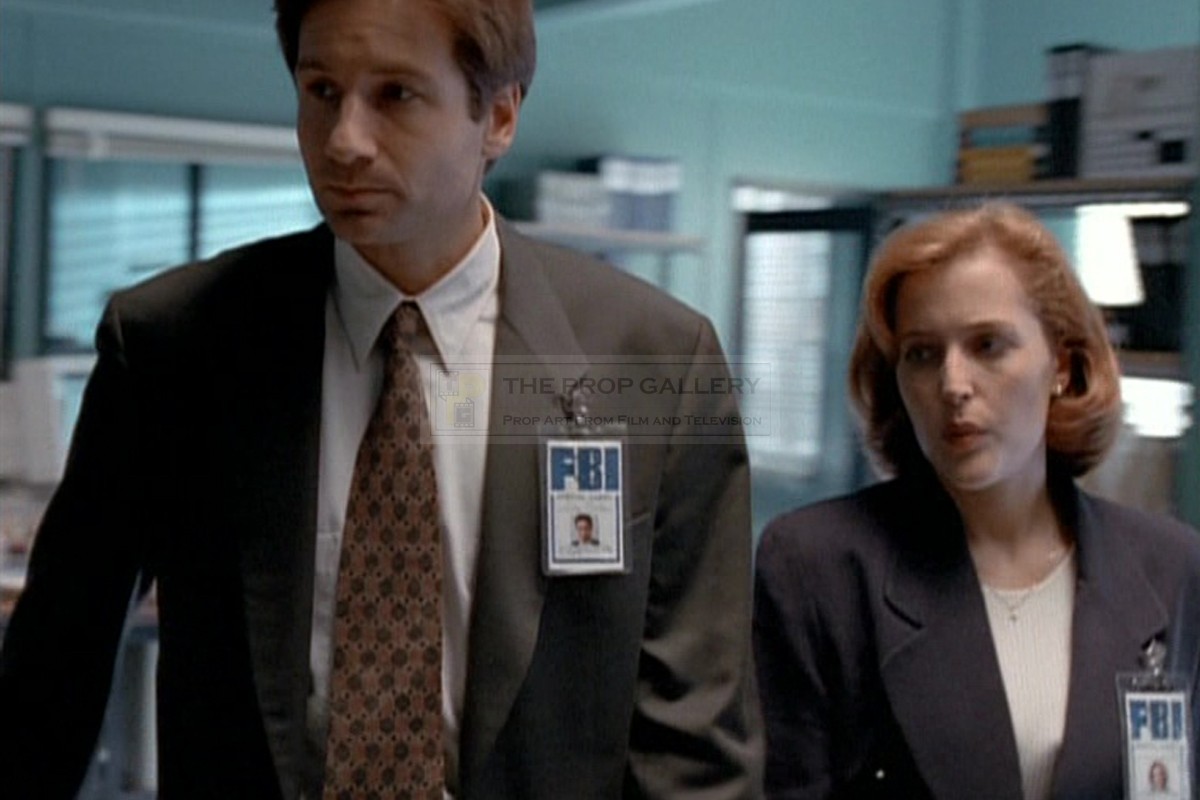 The Prop Gallery Fox Mulder (David Duchovny) Dana Scully (Gillian