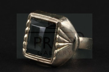 Nigel Powers (Michael Caine) pinky ring