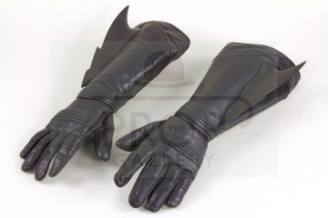 Batman (George Clooney) gloves