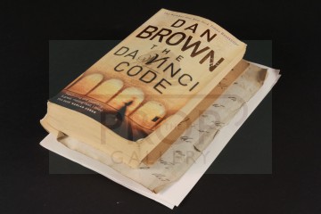 Tom Hanks (Robert Langdon) autographed set used novel with props