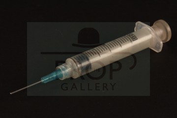Retractable special effects syringe