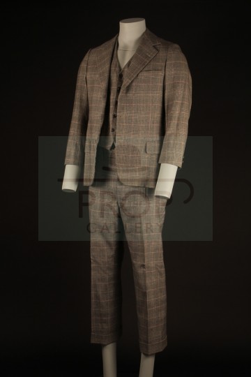 Albert Breslau (Alan Oppenheimer) suit
