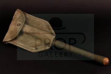 Medic Wade (Giovanni Ribisi) entrenching tool