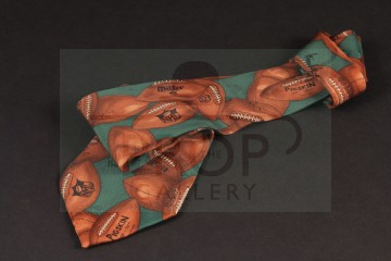 Detective David Mills (Brad Pitt) tie