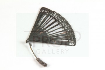 Nell Van Dort (Tracey Ullman) folding fan