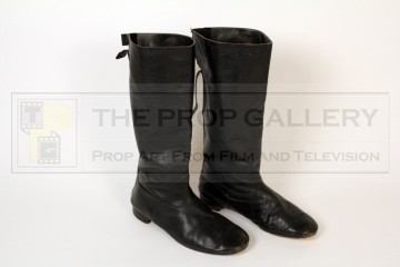 Olag Gan (David Jackson) boots