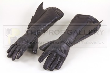 Batman (George Clooney) gloves