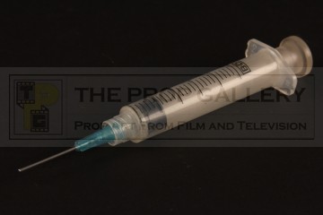 Retractable special effects syringe