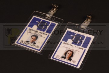 Fox Mulder (David Duchovny) & Dana Scully (Gillian Anderson) FBI badges