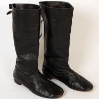 Olag Gan (David Jackson) boots