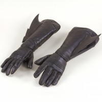 Batman (George Clooney) gloves