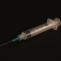 Retractable special effects syringe