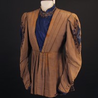 François Villon (Ronald Colman) tunic