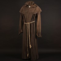 Silas (Paul Bettany) robe