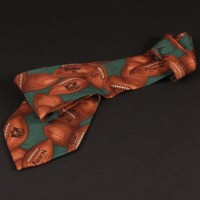 Detective David Mills (Brad Pitt) tie