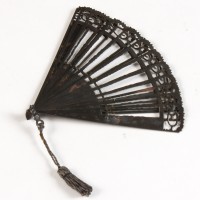 Nell Van Dort (Tracey Ullman) folding fan