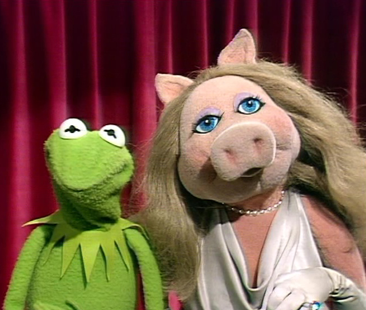 Miss Piggy with the portrait on screen