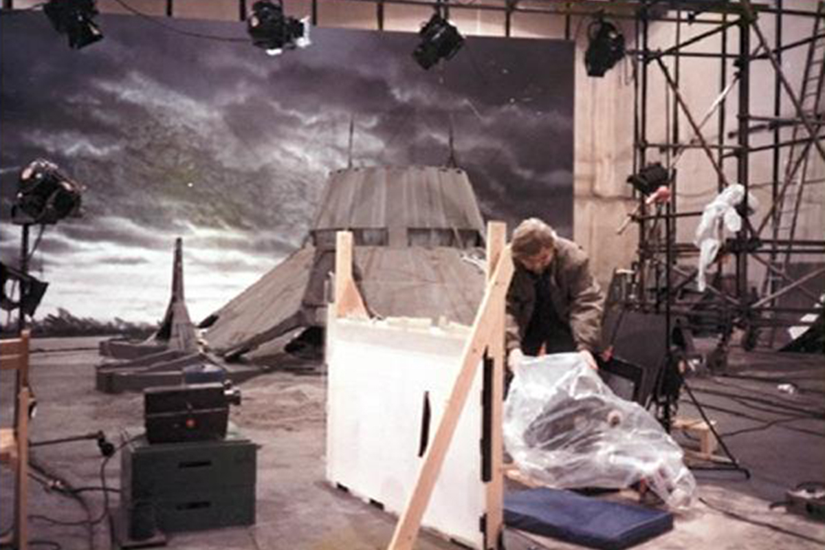 Behind the scenes at Pinewood Studios on James Cameron's Aliens.