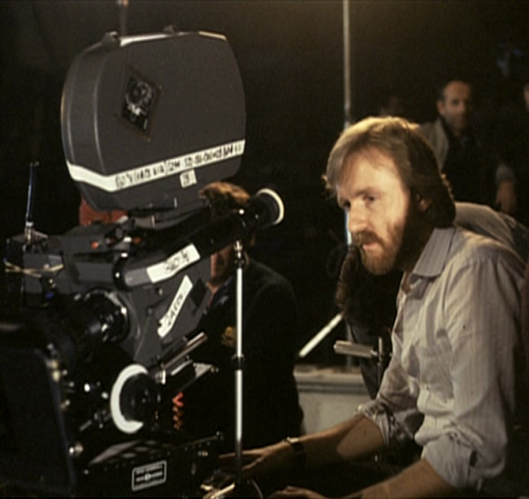 Director James Cameron behind the scenes on Aliens